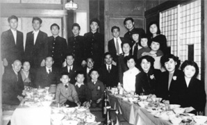 創業当時（昭和24年）創業者は地方から上京して来た若者を子供達と区別なく育て通学させて、一部の者は創業社員となった。
