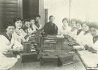 昭和初期の女子従業員たち（樋屋製薬）